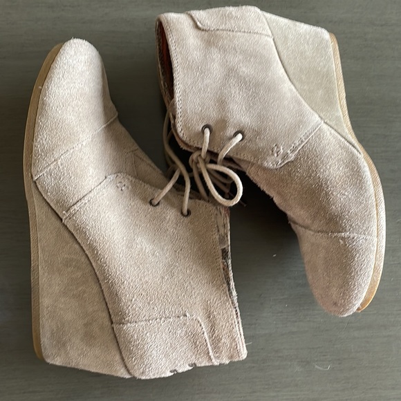 Toms Taupe Suede Lace-Up Desert Wedge Ankle Boots Size 9.5 - Picture 4 of 8